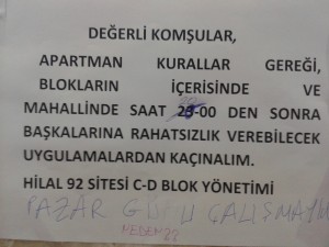 Resim: Ankara'nın lüks semtlerinden birinde bir sitenin girişi: İnsanların kararlara dahil edilmemesinin getirdiği sorunlar: Yönetimle oturan arasında üç saat fark var. "Pazar günü çalışmayın" ve "Neden??" tepkisi.